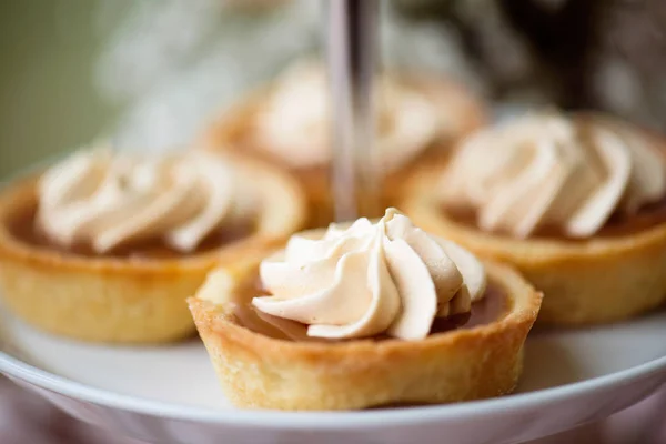 De cerca, tartas con mermelada y crema en pastelería. Captura de estudio . —  Fotos de Stock