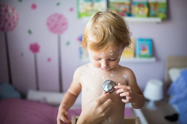 Meisje met waterpokken, antiseptische crème toegepast op uitslag — Stockfoto