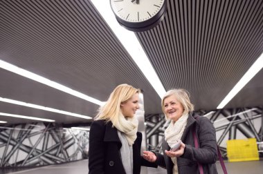 Bahsediyorsun yeraltı platformu, iki güzel kadının...