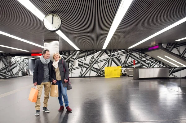 Casal de idosos em pé na plataforma subterrânea, esperando — Fotografia de Stock