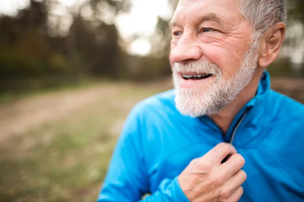 Senior löpare i naturen. Man vilar, leende. Närbild. — Stockfoto