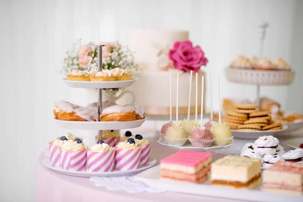 Mesa con montones de pasteles, cupcakes, galletas y pastelitos . —  Fotos de Stock