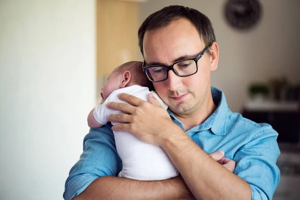 彼の生まれたばかりの赤ちゃんの息子を保持している若い父親のクローズ アップ — ストック写真
