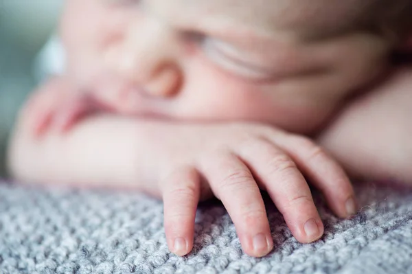 生まれたばかりの赤ちゃん少年のベッドの上に横たわって眠っているクローズ アップ — ストック写真