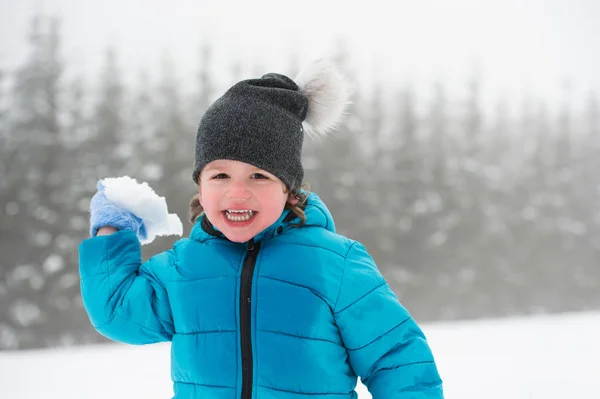 Bonito menino brincando fora no inverno natureza — Fotografia de Stock
