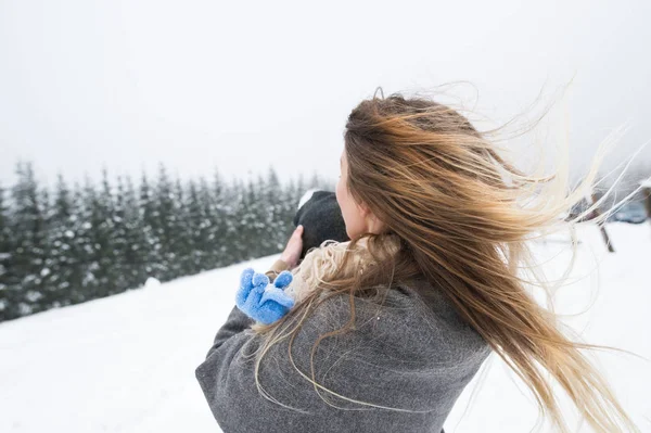 A mãe a divertir-se com o filho. Natureza de inverno . — Fotografia de Stock