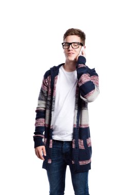 Konuşan hipster adam akıllı telefon, holding. İzole.