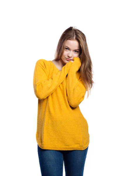 Дівчина в джинсах і светрі, молода жінка, студійний знімок — стокове фото
