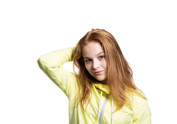 Menina adolescente em casaco de corrida amarelo. Estúdio tiro, isolado . — Fotografia de Stock