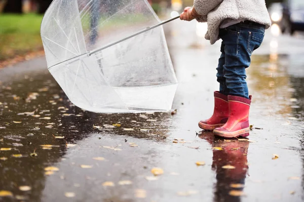 Felismerhetetlen lány esős napon átlátszó esernyő. — Stock Fotó