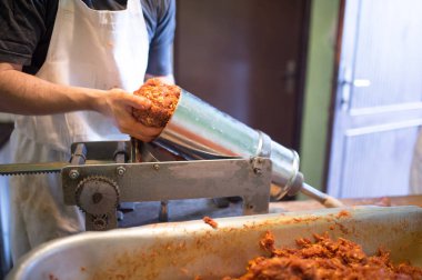 Tanınmayan adam et topu sosis dolgu, yakın koyarak