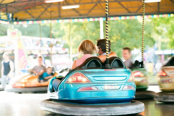 Casal sênior no carro pára-choques na feira de diversão — Fotografia de Stock