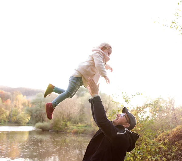 Vater hält kleine Tochter und wirft sie in die Luft — Stockfoto