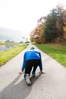 Asfalt yol sabit konumda gölde oyundaki