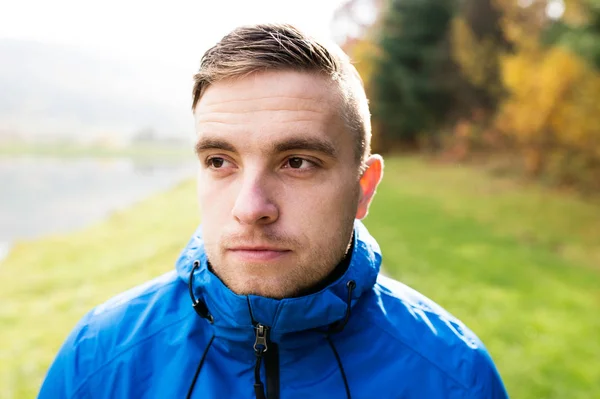 Ung snygg hipster runner utanför i soliga höst natur — Stockfoto