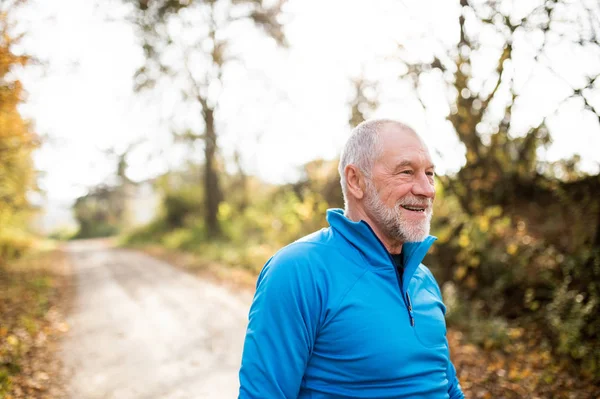 Corridente anziano sorridente e riposante nella natura estiva soleggiata . — Foto Stock