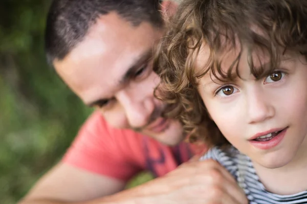 Junger Vater mit seinem Sohn. sonnige Sommernatur. — Stockfoto