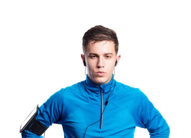 Akıllı telefon ve kulaklık genç çocuk. Stüdyo çekim, izole