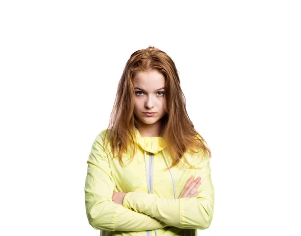 Chica adolescente con chaqueta de running amarilla. Captura de estudio, aislada . —  Fotos de Stock