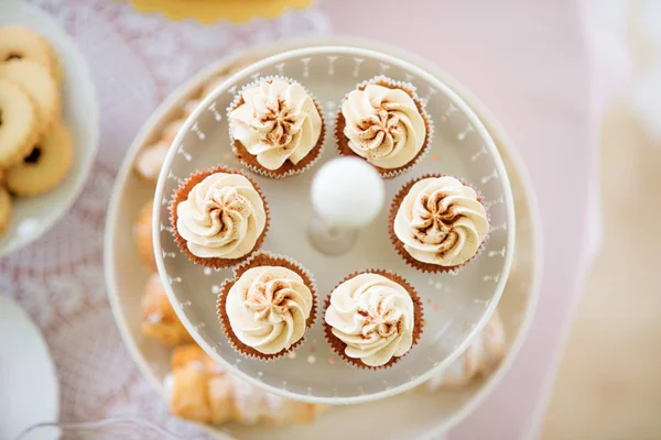 De cerca, magdalenas con crema de vainilla. Captura de estudio . —  Fotos de Stock