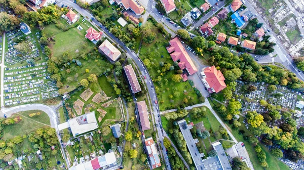 Barrio residencial y cementerio en Banska Bystrica, Slova —  Fotos de Stock