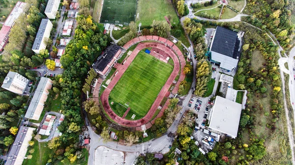 Εναέρια άποψη του γηπέδου ποδοσφαίρου στην πόλη, Μπάνσκα Μπίστριτσα, Σλοβακικά — Φωτογραφία Αρχείου