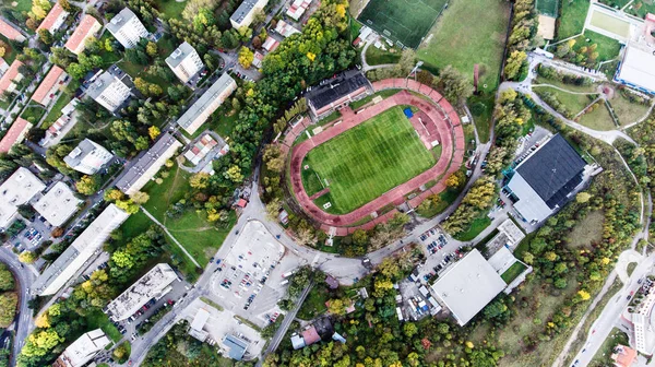 Вид с воздуха на футбольный стадион в городе, Банска Быстрица, Словакия — стоковое фото