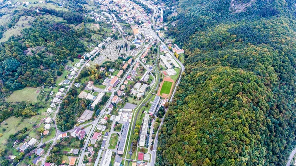 Barrio residencial y cementerio en Banska Bystrica, Slova —  Fotos de Stock