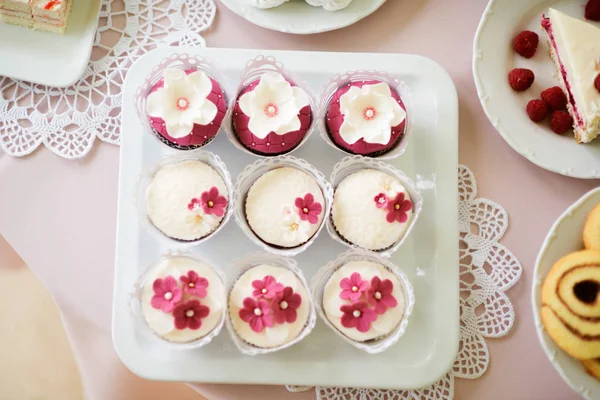 附近，纸杯蛋糕托盘上的装饰着粉红色的花朵 — 图库照片
