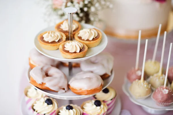 Tartas, bollos de crema, cupcakes en pastelería. Pastel pops . —  Fotos de Stock