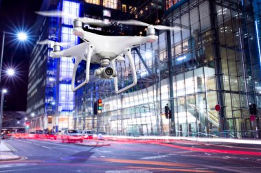 Geceleri Londra fotoğraflarını dron hovering