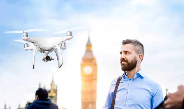 Unosząc drone fotografowanie biznesmen w Londynie — Zdjęcie stockowe