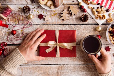 Noel hediyesi ve kahve tutan adam. Stüdyo vurdu.