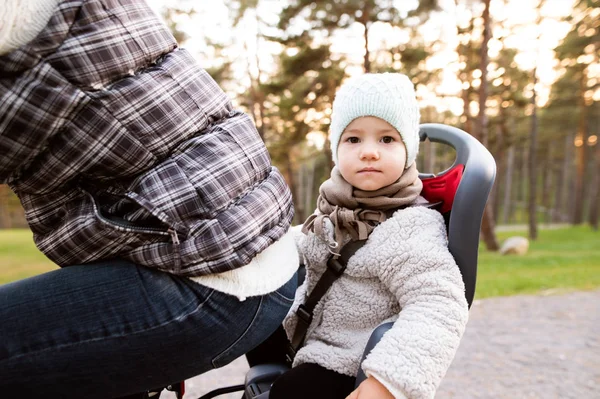 Mutter und Tochter beim Radeln in Herbstpark unkenntlich gemacht — Stockfoto