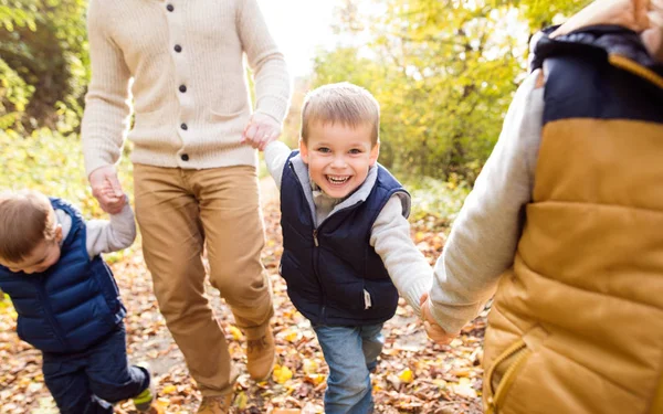 Pai irreconhecível com seus filhos na floresta de outono . — Fotografia de Stock