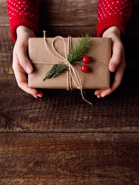 인식할 수 없는 여자는 크리스마스 선물을 들고. 공간 복사. — 스톡 사진