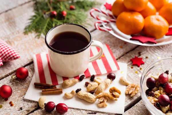 Weihnachtskomposition, Studioaufnahme, Holzhintergrund — Stockfoto