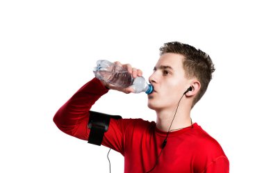 Genç çocuk ile akıllı telefon ve kulaklık, içme suyu. Isola