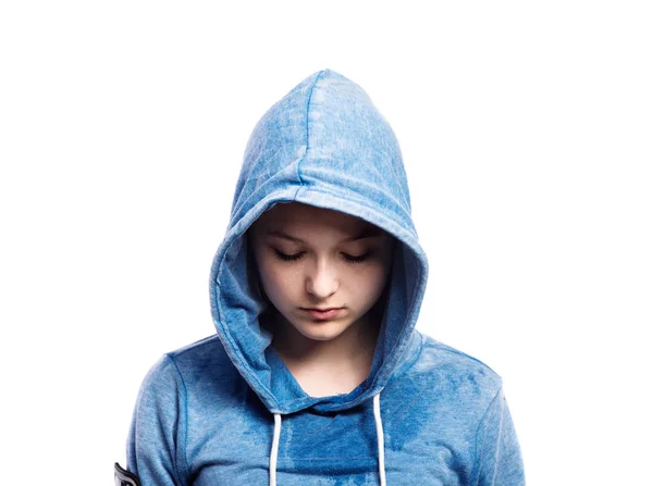 Εφηβικό κορίτσι σε μπλε φούτερ. Studio βολή, απομονωμένο. — Φωτογραφία Αρχείου