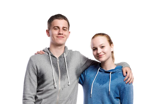 Adolescente e menina de camisola. Estúdio tiro, isolado . — Fotografia de Stock