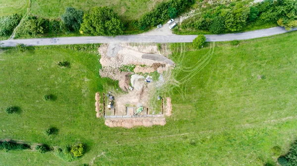 Lugar de construcción. Construcción de cimientos de hormigón para una nueva casa . — Foto de Stock