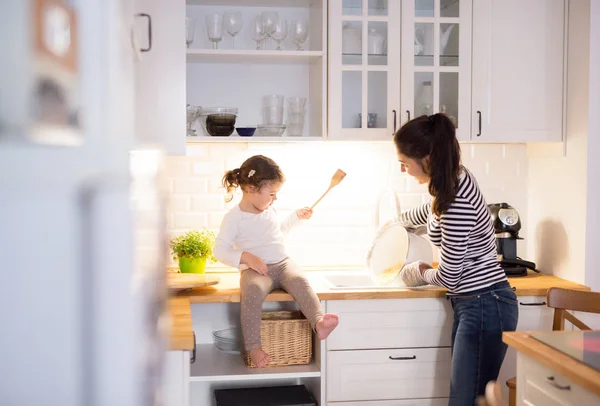 Mor med sin dotter i köket matlagning tillsammans — Stockfoto