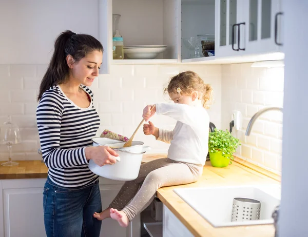 Anne ve kızı mutfakta birlikte yemek pişiriyorlar. — Stok fotoğraf