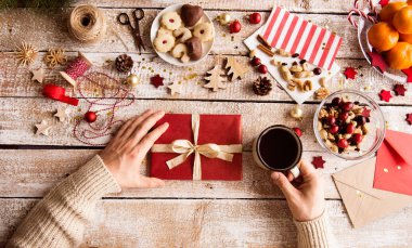 Noel hediyesi ve kahve tutan adam. Stüdyo vurdu.