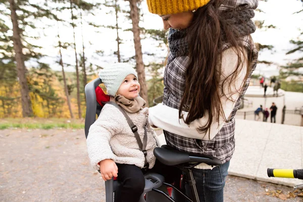 Junge Mutter und Tochter auf Fahrrad im Herbstpark — Stockfoto