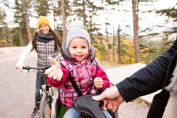 Giovane madre e figlia in bicicletta nel parco autunnale — Foto Stock