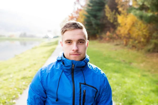 Ung snygg hipster runner utanför i soliga höst natur — Stockfoto