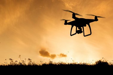 Vurgulama dron günbatımında doğa fotoğraflarını silüeti