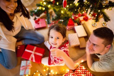 Genç aile ile Noel ağacı evde, daugter.