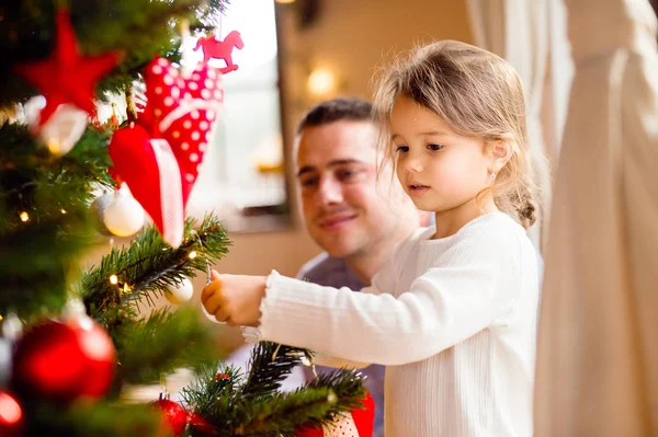 Jovem pai com daugter decoração árvore de Natal juntos . — Fotografia de Stock